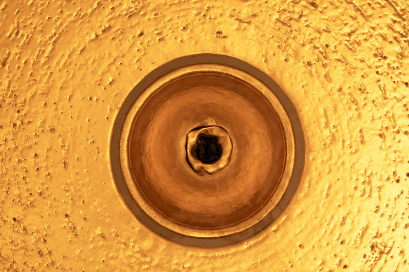 Dunkle Kerzenschale, warmes Licht der Kerzen