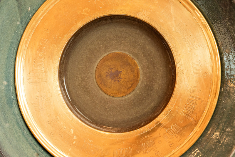Dunkle Kerzenschale, warmes Licht der Kerzen