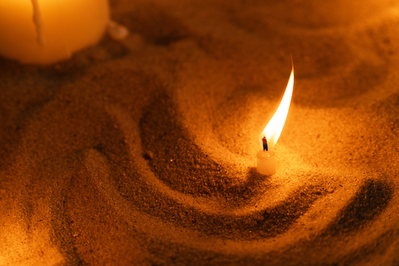 Dunkle Kerzenschale, warmes Licht der Kerzen