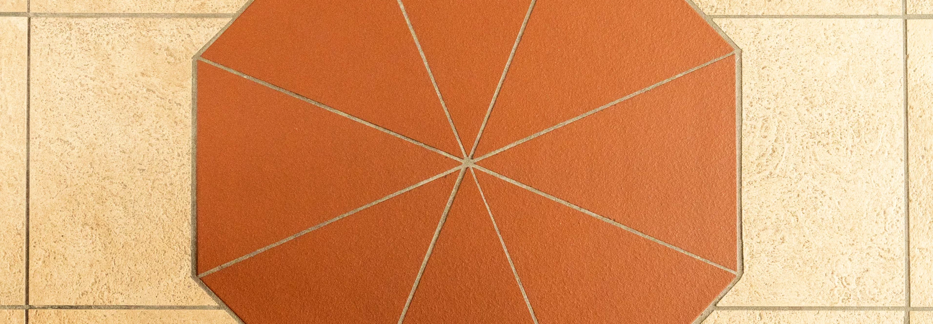 Bodenmosaik Oktagon in der Kirche der Stille